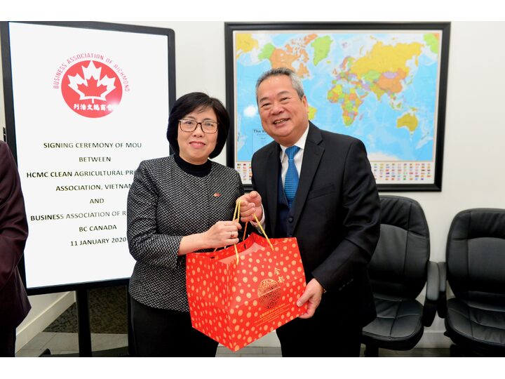 列治文總商會與越南 CAPA 訪問團簽署合作意向書