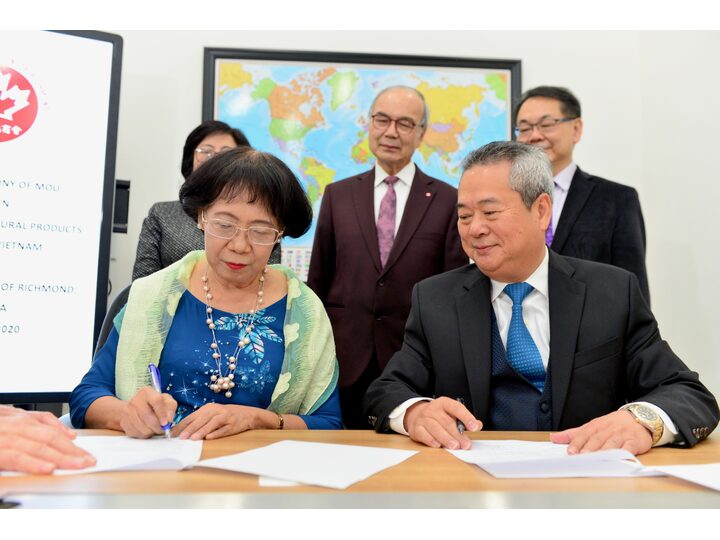 列治文總商會與越南 CAPA 訪問團簽署合作意向書